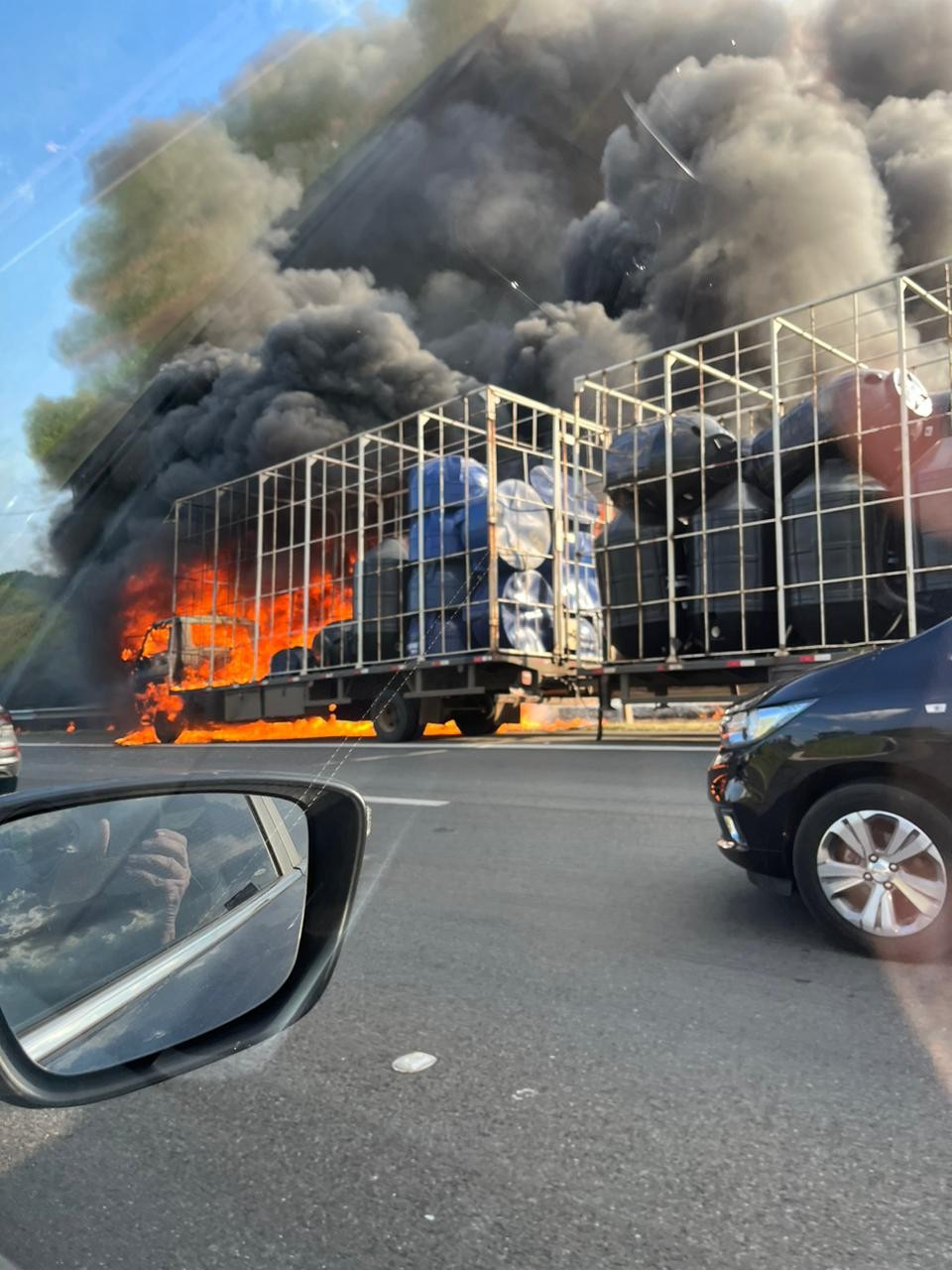 Incêndio em caminhão provoca rastro de fogo e lentidão em trecho da Rodovia D. Pedro I, em Campinas