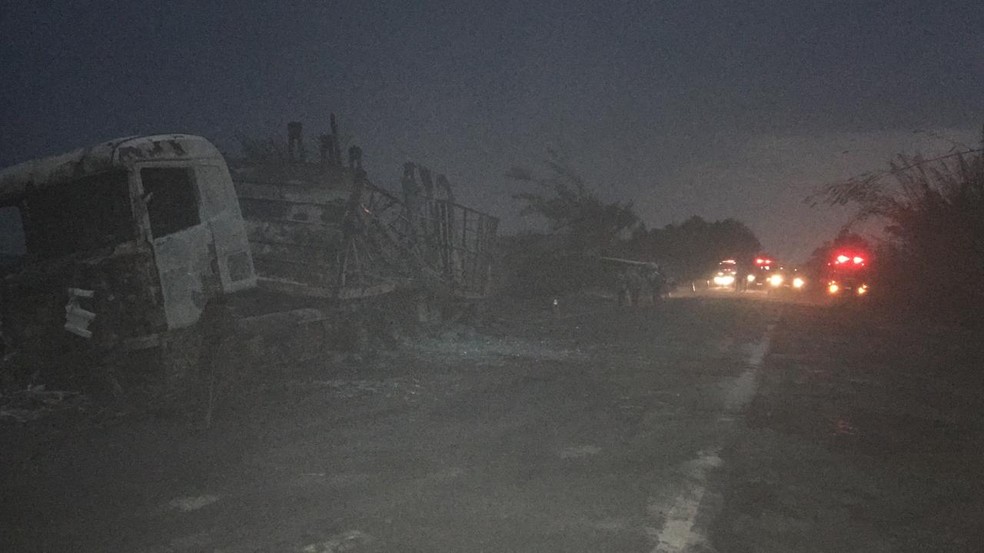 Seis pessoas morreram carbonizadas na SP-284, em Martinópolis — Foto: Bruna Bachega/TV Fronteira