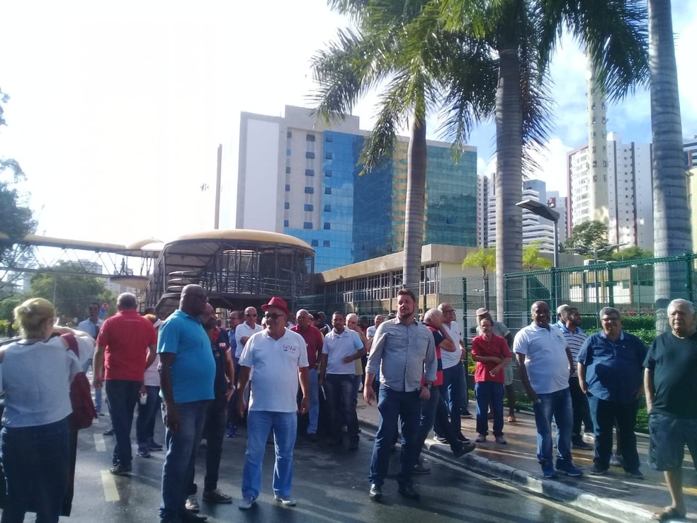 Grupo faz protesto em frente à sede da Petrobras, em Salvador — Foto: Cid Vaz/TV Bahia