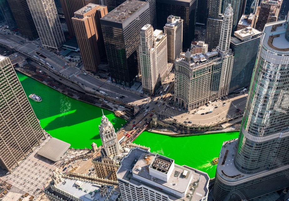 Desde 1962 o Rio Chicago é colorido de verde para marcar o início das festas do Dia de São Patrício na cidade