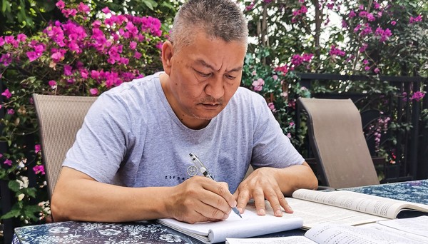 Milionário chinês de 56 anos tenta entrar na universidade pela 27ª vez