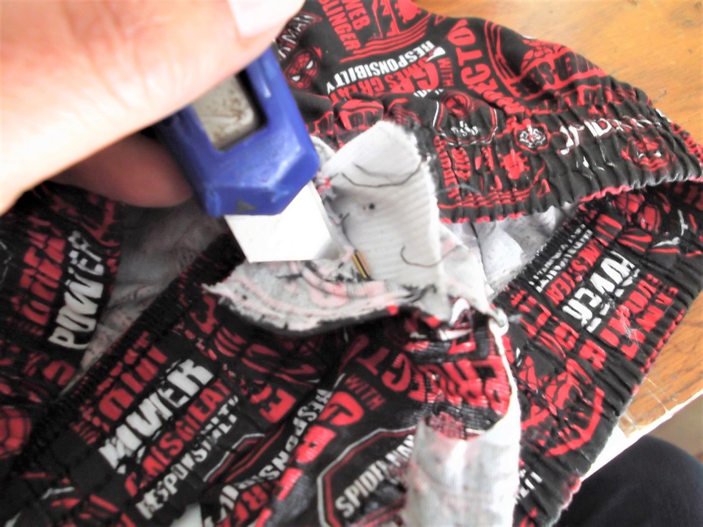 Agentes encontram droga sintética camuflada em roupas enviadas por familiares a detentos de Bauru — Foto: SAP/Divulgação