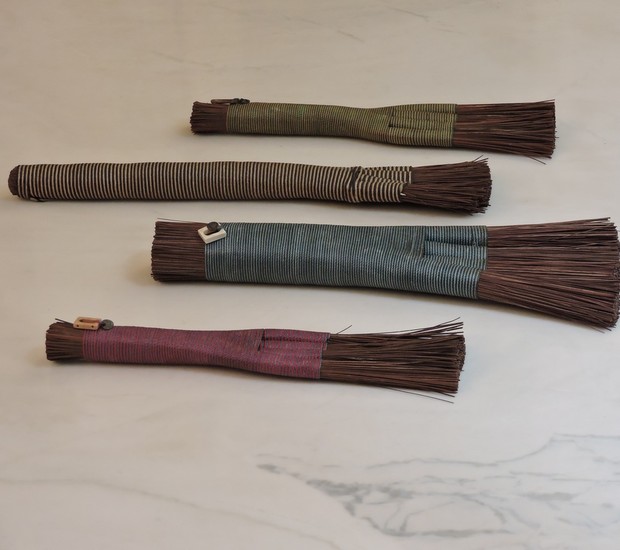 As vassourinhas foram produzidas em diversos tamanhos e significados  (Foto: Divulgação / Eleonora Meira de Vasconcellos)