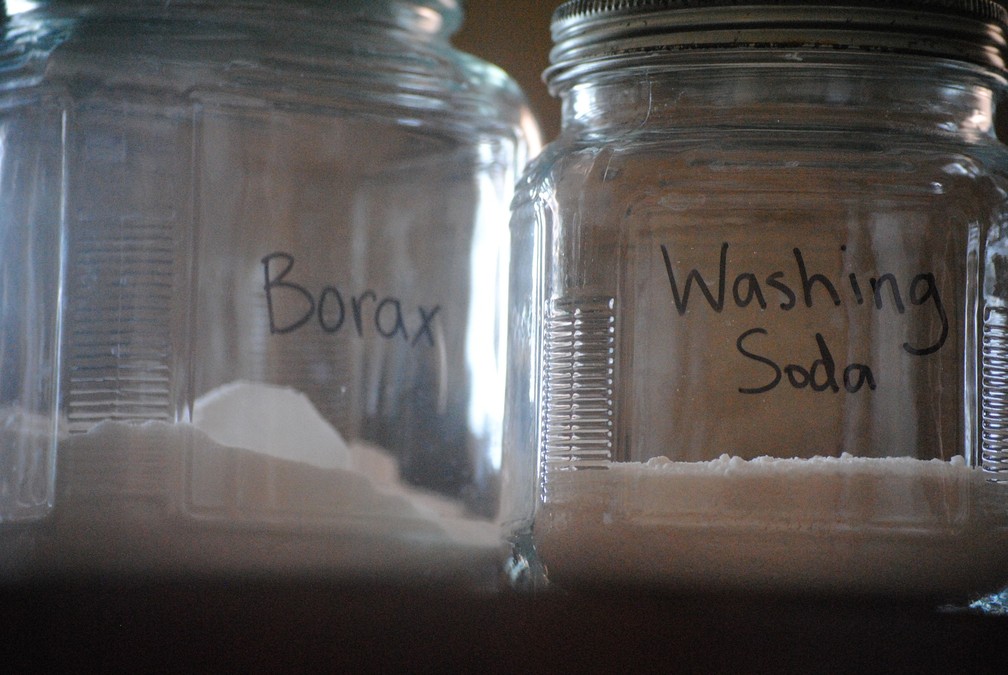 O bórax em pó ou líquido é usado em receitas de slime e põe em risco a saúde das crianças — Foto: Pixabay