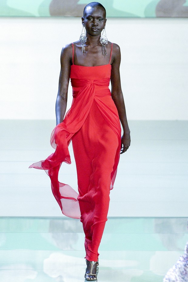 PARIS, FRANCE - OCTOBER 08: Alek Wek walks the runway during Valentino Ready to Wear Spring/Summer 2003 fashion show as part of the Paris Fashion Week on October 8, 2002 in Paris, France. (Photo by Victor VIRGILE/Gamma-Rapho via Getty Images) (Foto: Gamma-Rapho via Getty Images)