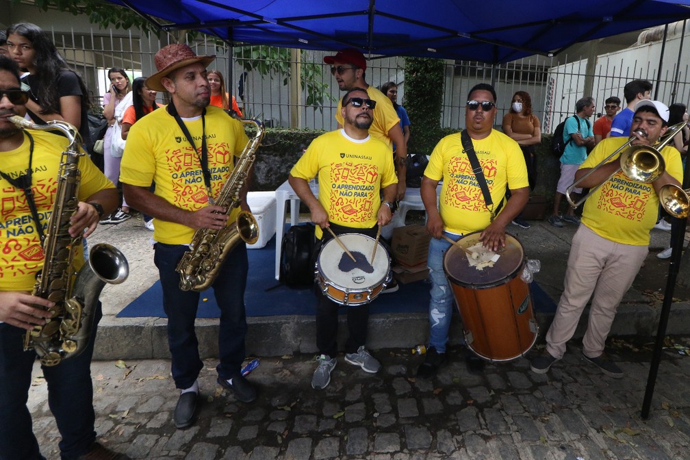 Enem 2022 - Recife - domingo (13): Orquestra tenta relaxar candidatos com música antes do início das provas — Foto: Marlon Costa/Pernambuco Press