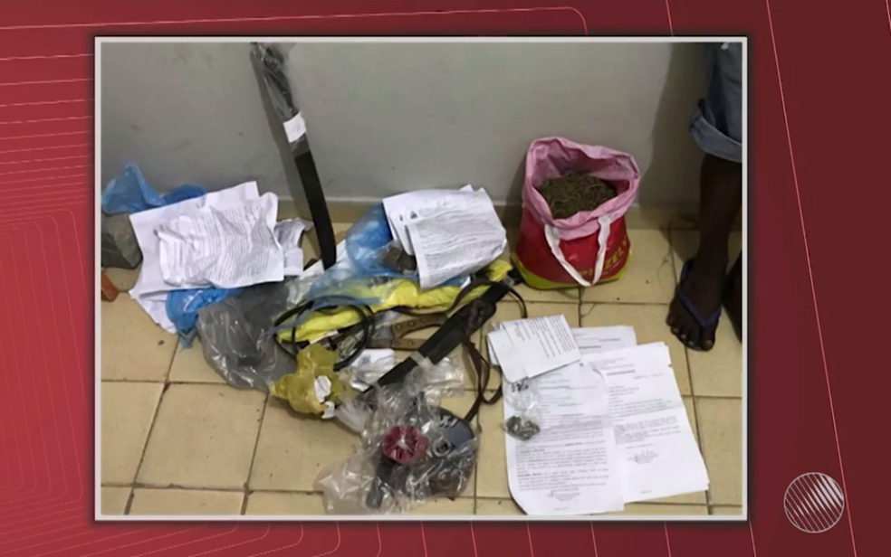 Material roubado de delegacia por adolescentes foi apreendido (Foto: Reprodução/ TV Bahia)