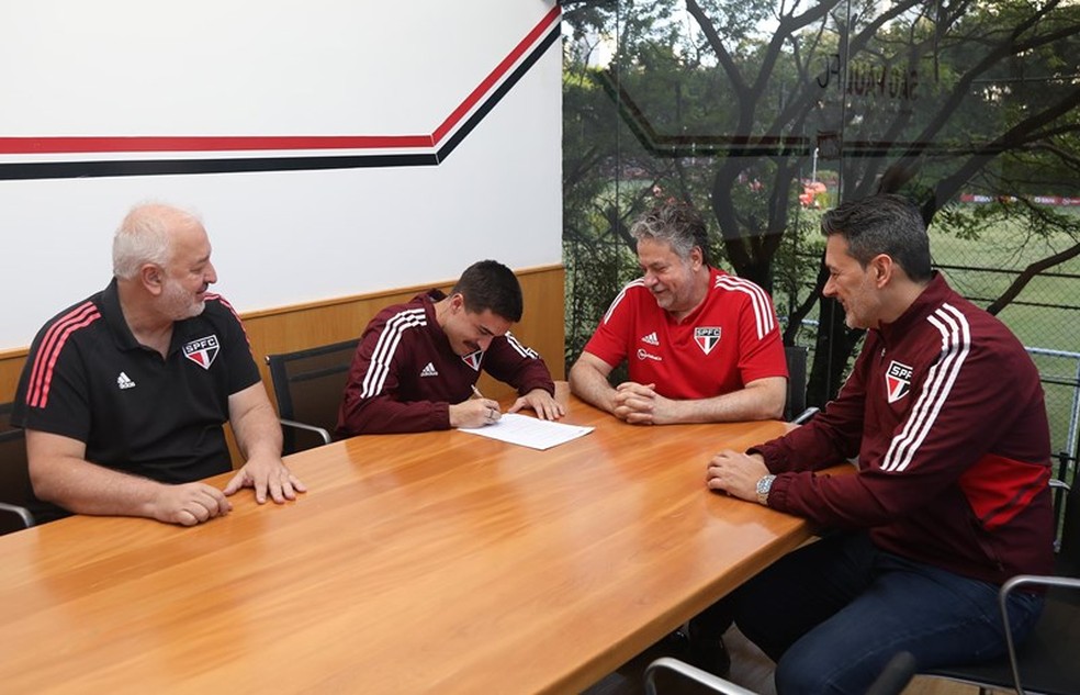 Gabriel Neves assina a renovação de contrato com o São Paulo — Foto: Divulgação