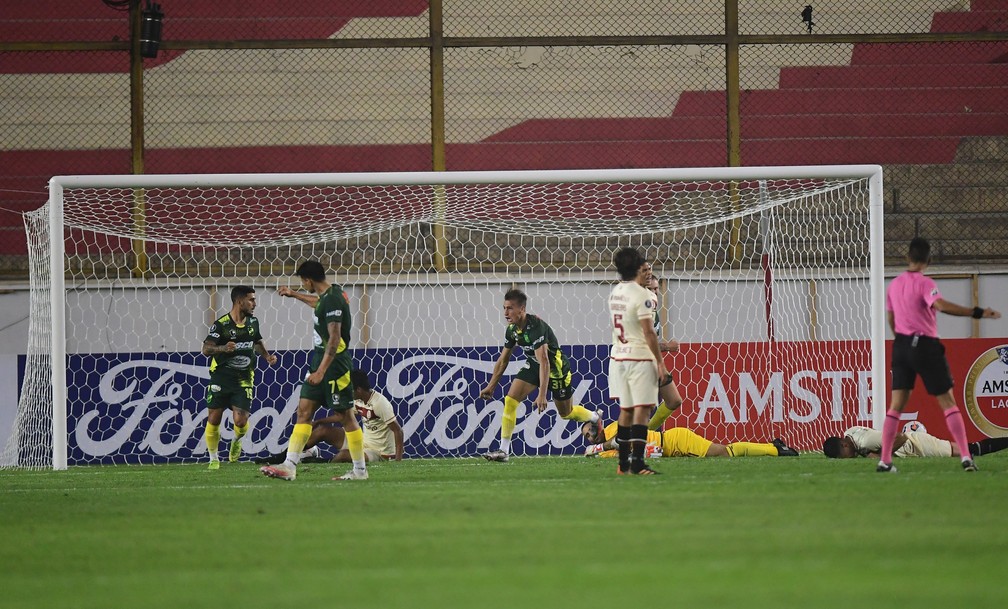 Universitario e Defensa y Justicia empatam, e resultado classifica o Palmeiras às oitavas da Libertadores