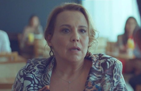 Elenice (Ana Beatriz Nogueira) descobrirá que Bárbara tem provas para usar contra o marido no processo de separação Reprodução