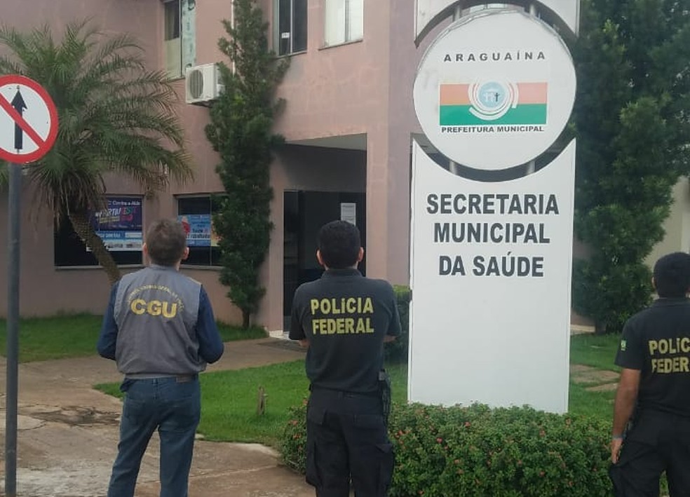 Mandados são cumpridos na secretaria de Saúde de Araguaína — Foto: PF/Divulgação