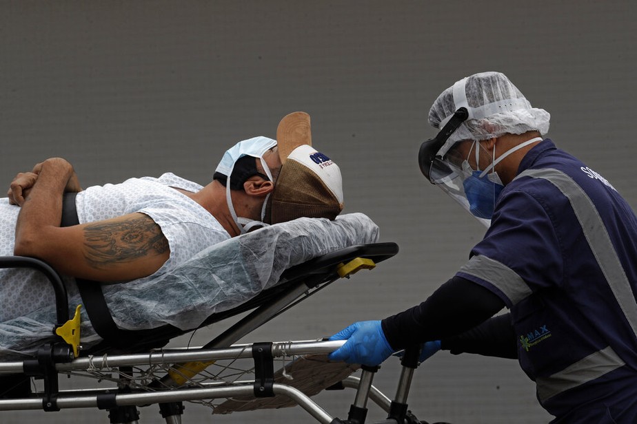 Paciente é transportado de maca em um hospital público de Brasília