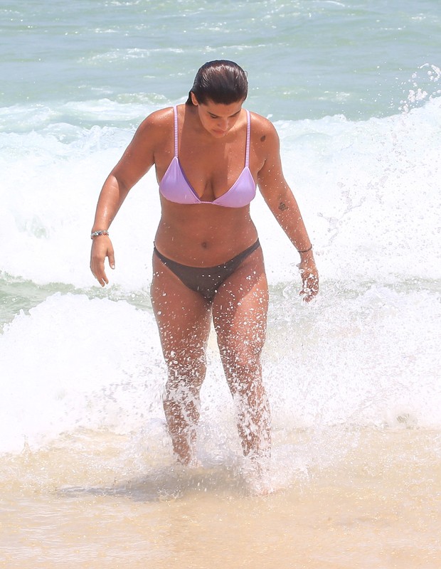 Giulia Costa se refressca em praia carioca (Foto: Fabricio Pioyani /Agnews)