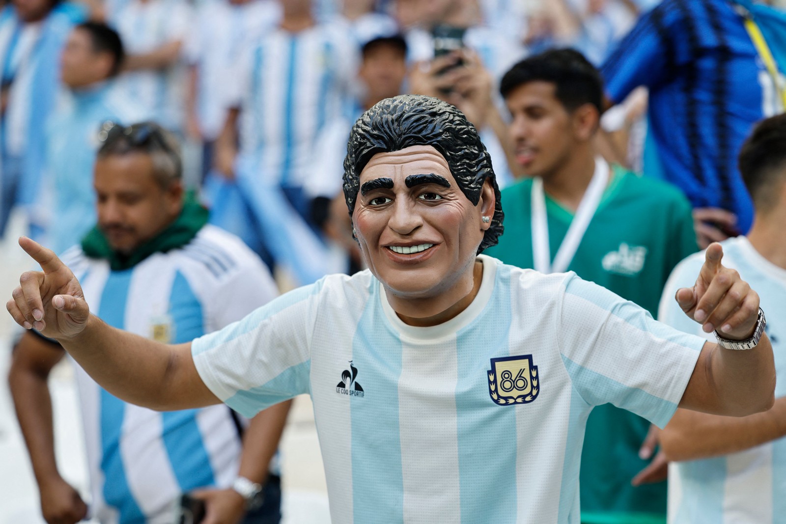Lenda do futebol mundial, Maradona é homenageado por torcedor Argentina no jogo de estreia — Foto: KHALED DESOUKI/AFP