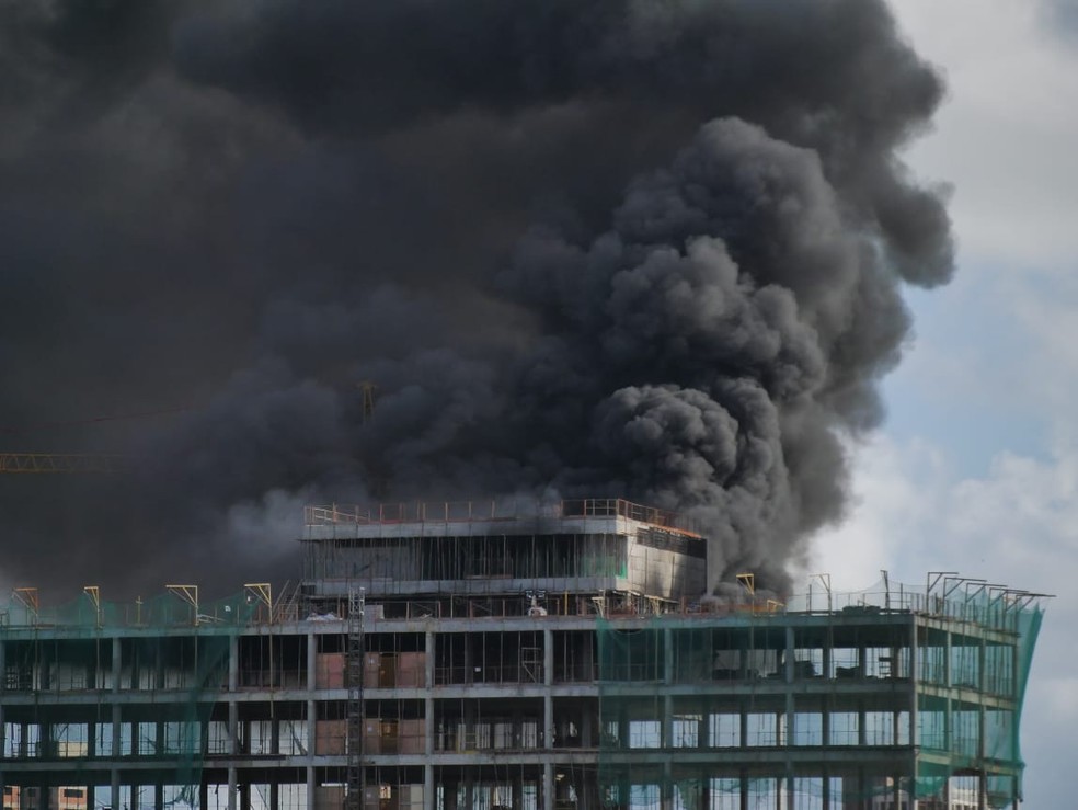 Fumaça e cor escurada formada durante o incêndio pôde ser vista de vários pontos da cidade. — Foto: Ricardo Jorge/ Arquivo pessoal