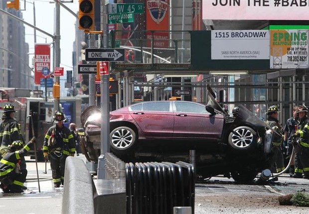 Carro atropelou pedestres na Times Square (Foto: EFE)
