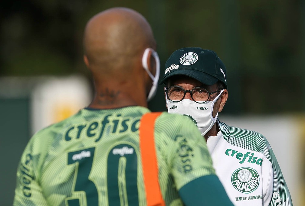 Felipe Melo e Luxemburgo, protegidos por máscaras, durante semana de testes no Palmeiras — Foto: Cesar Greco/Ag. Palmeiras