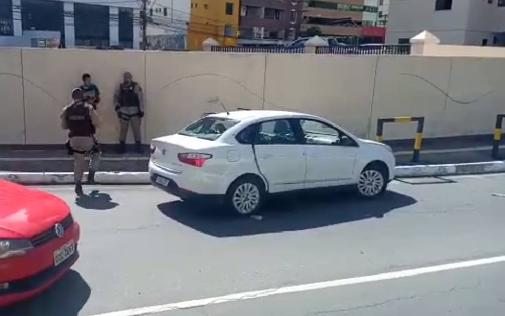 Suspeito morre e outro fica ferido após roubo de carro em bairro de Salvador — Foto: Reprodução / Redes Sociais