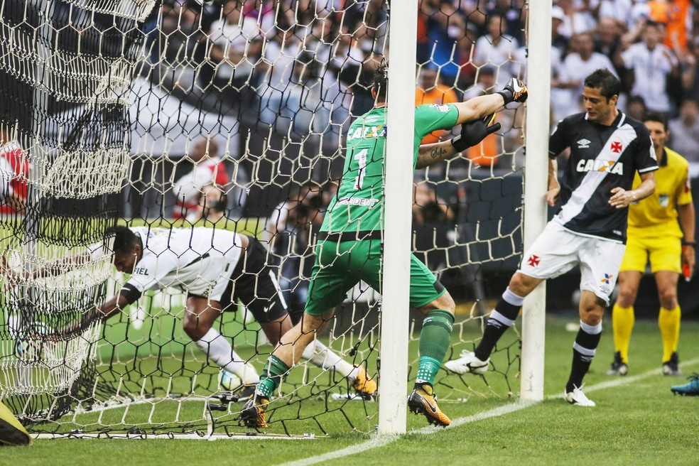 Com o braço, Jô marcou o gol da vitória do Corinthians sobre o Vasco (Foto: Agência Estado )