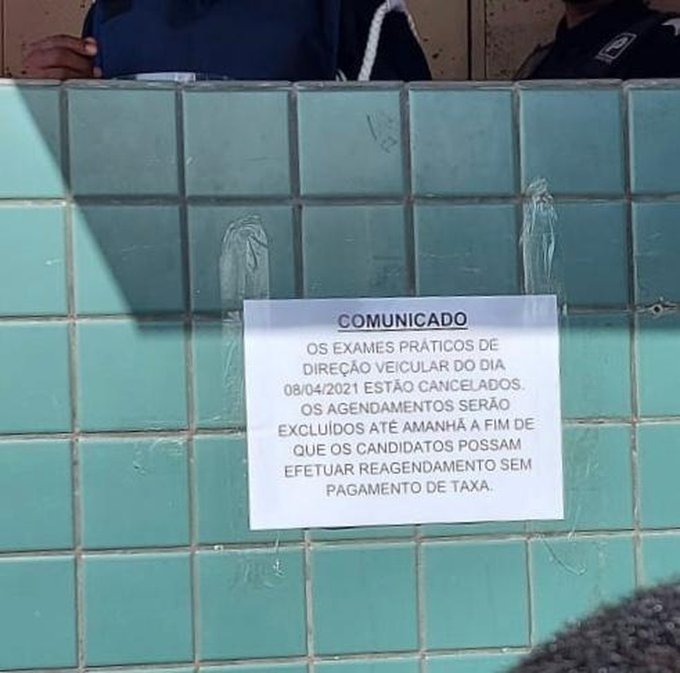 Aviso na entrada informa que os exames de direção foram cancelados nesta quinta-feira (8) em Maceió — Foto: Felipe Pimentel/Arquivo Pessoal
