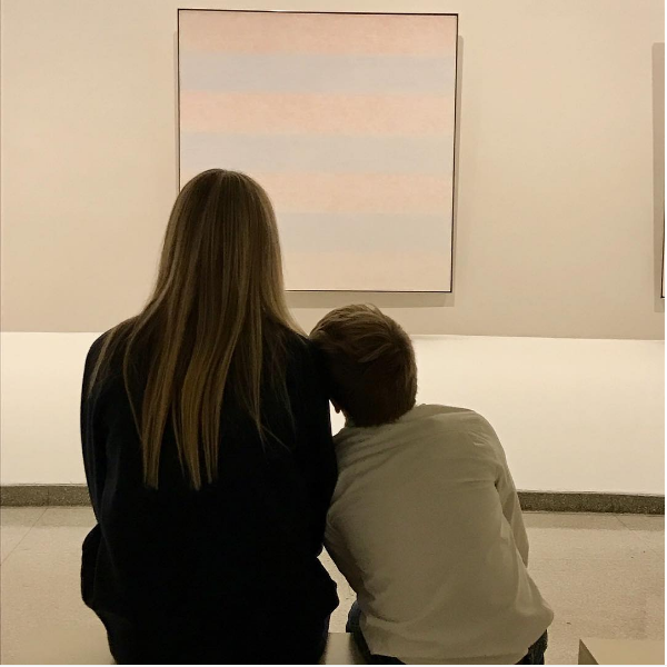 Gwyneth Paltrow com o filho em um museu (Foto: Instagram)