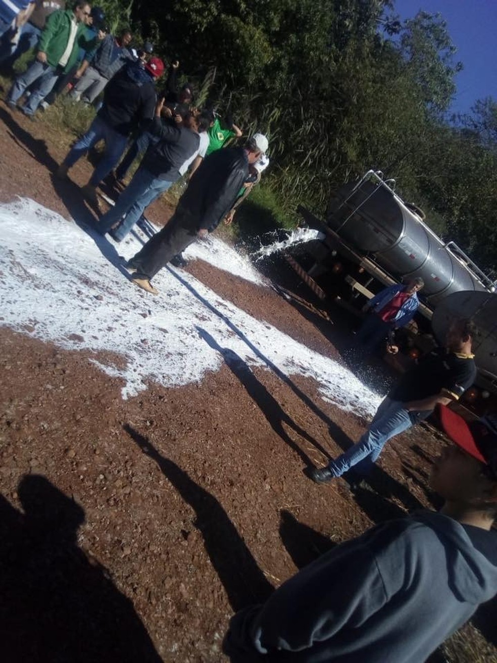 Produtores jogam leite fora  (Foto: DivulgaÃ§Ã£o / Arquivo pessoal)