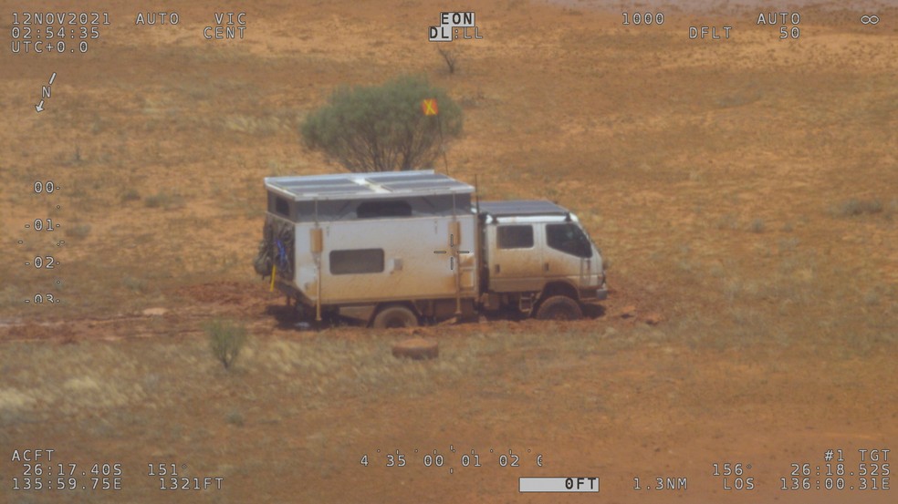 Motorhome é visto atolado em área que alagou no Deserto de Simpson, região central da Austrália, em 12 de novembro de 2021 — Foto: Australian Maritime Safety Authority (AMSA) via Reuteres 