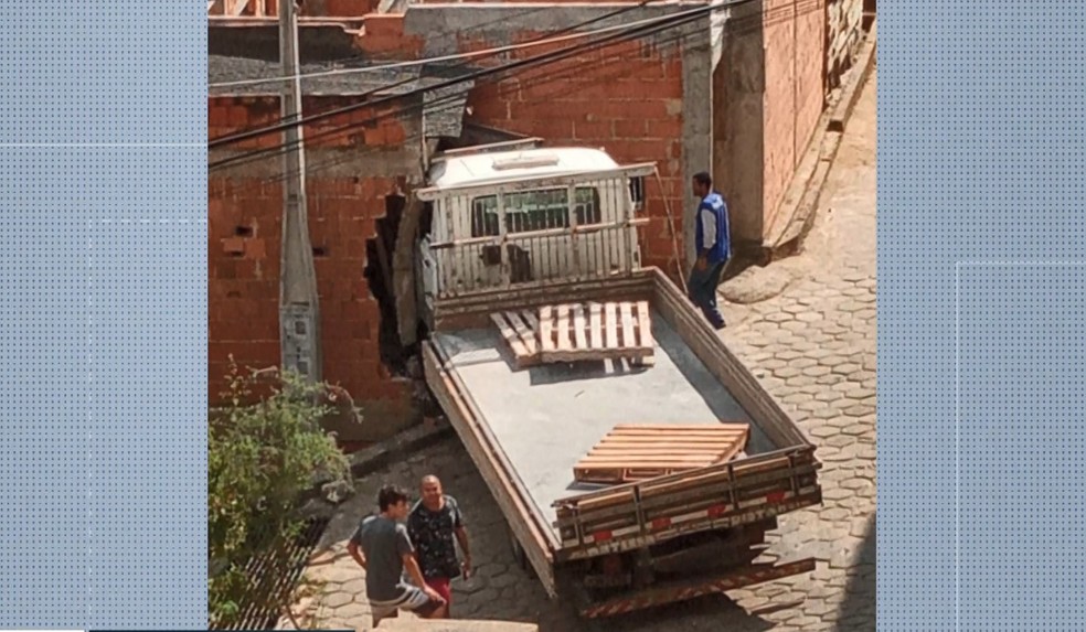 Caminhão perde controle e atinge casa em Colatina, ES — Foto: TV Gazeta