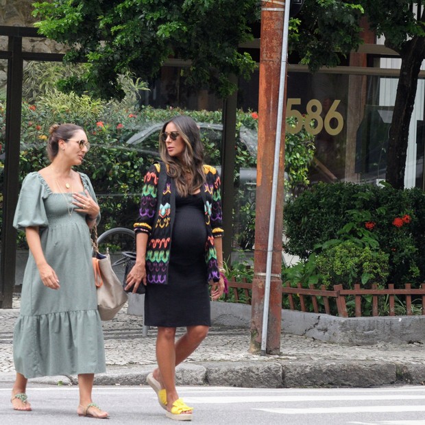 Grávida, Flávia Sampaio, mulher de Eike Batista, passeia no Rio de Janeiro (Foto: Daniel Delmiro/AgNews)