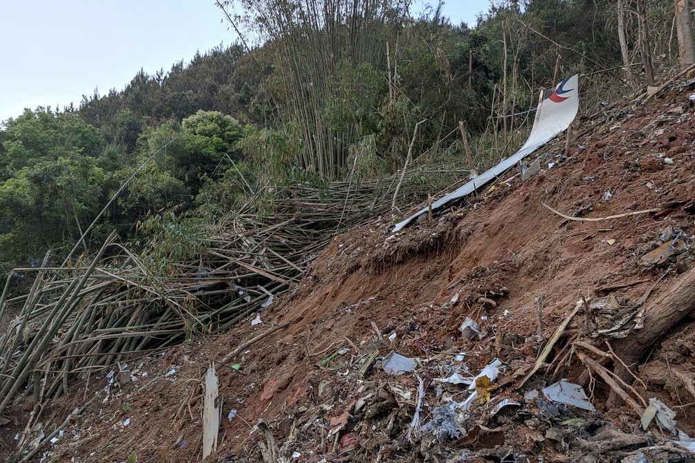 Destroços do voo MU5735 da China Eastern são vistos depois que ele caiu na montanha no condado de Tengxian, região autônoma de Guangxi Zhuang, no sul da China, nesta segunda-feira (21) — Foto: Xinhua via AP
