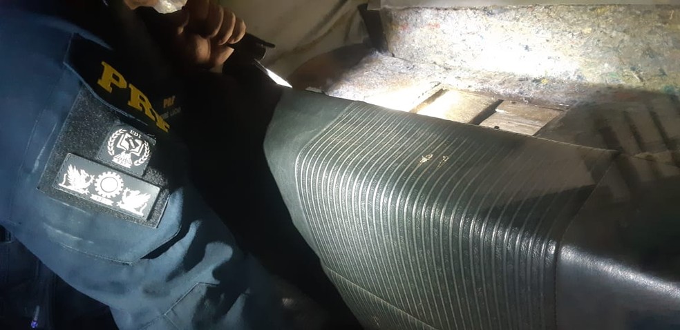 Tijolos de maconha estavam escondidos em fundo falso no banco traseiro do fusca — Foto: Polícia Rodoviária Federal/Divulgação