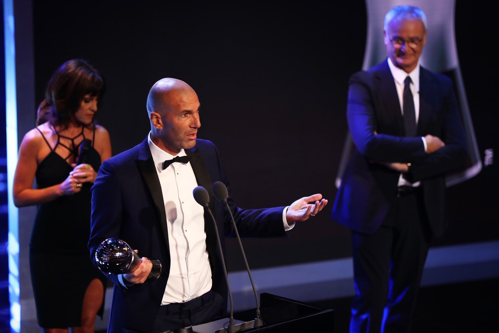 Zidane com o troféu de melhor técnico da temporada - e Ranieri ao fundo (Foto: Getty Images)