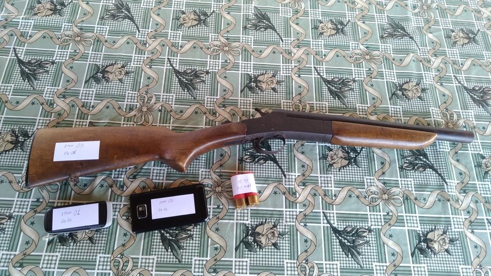 Arma calibre 12, munição e celulares foram apreendidos com uma pessoa, presa em flagrante durante a Operação Malacafa, da Polícia Federal, em Alagoas (Foto: Ascom/Polícia Federal)