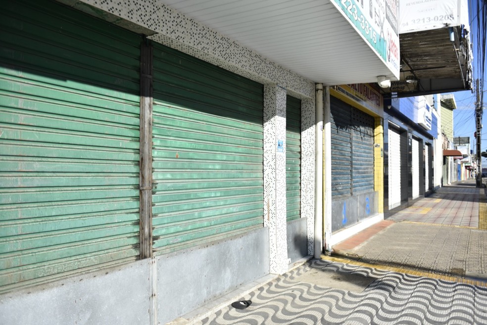 Comércio fechado durante pandemia do coronavírus em Natal — Foto: Elisa Elsie