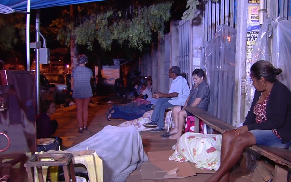 Pacientes dormem em fila para conseguir senha em hospital de Goiânia (Foto: Reprodução/TV Anhanguera)