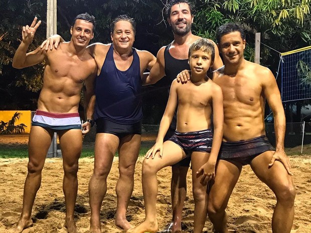 Leonardo e Sandro Pedroso (centro) jogam futevôlei com amigos (Foto: Reprodução/Instagram)