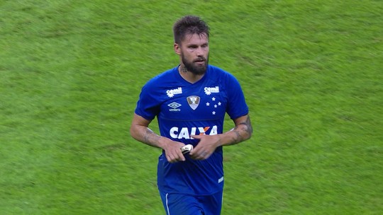 Aplaudido por colorados, Rafael Sobis agradece e se diz "felizão" no Cruzeiro