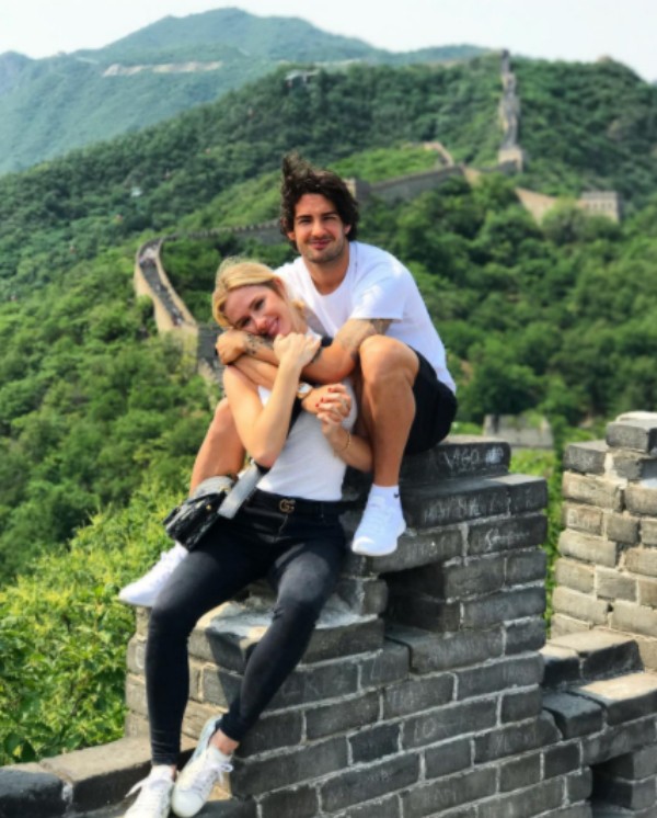 Fiorella Matheis e Alexandre Pato na Muralha da China (Foto: Reprodução / Instagram)