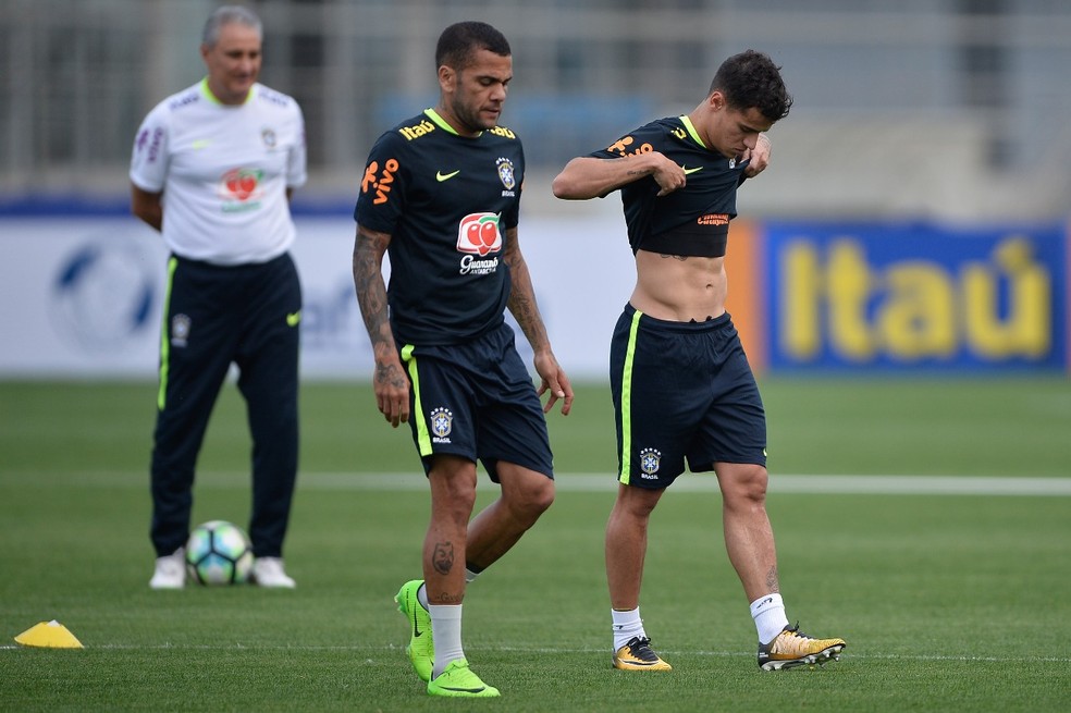 Daniel Alves está em legião brasileira do PSG (Foto: Pedro Martins/MoWASports)