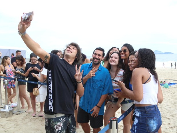 Chemical Surf com fãs no Quem On Stage 2020 (Foto: Léo Lemos/ Ed. Globo)