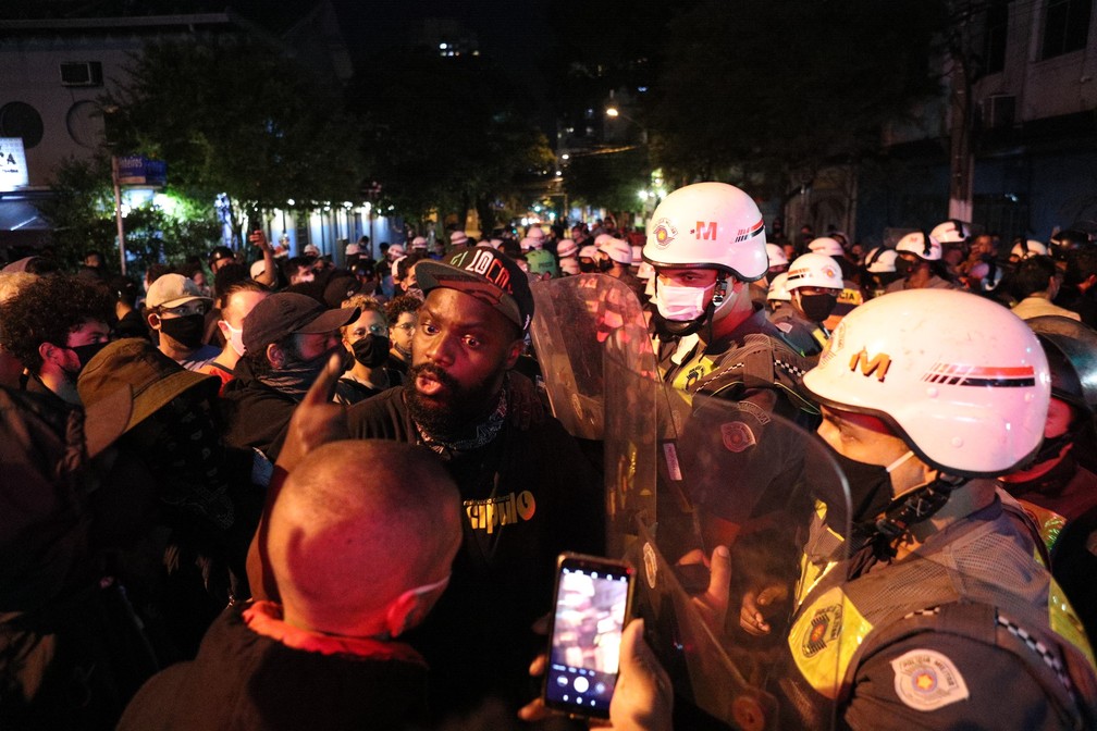 Policiais militares formam cordão de isolamento para impedir que manifestantes subam a Rua dos Pinheiros durante ato pró-democracia e contra o governo do presidente Jair Bolsonaro, na Zona Oeste de São Paulo, neste domingo (7) — Foto: Daniel Teixeira/Estadão Conteúdo