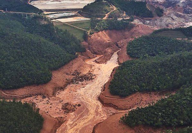 Distrito de Bento Rodrigues (MG) devastado pela lama após o rompimento da barragem da mineradora Samarco em Mariana (Foto: Corpo de Bombeiros/MG)