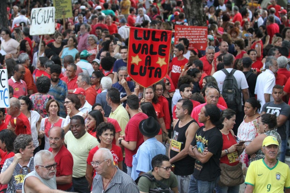 AtravÃ©s de faixas e cartazes, manifestantes prestam solidariedade a Lula (Foto: Marlon Costa/Pernambuco Press)