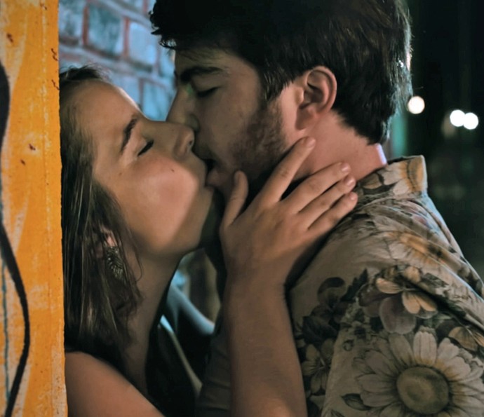 O clima pega fogo entre o casal! (Foto: TV Globo)