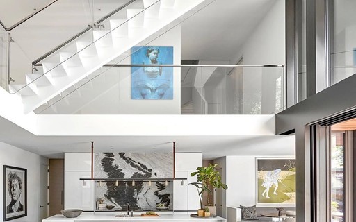 Décor do dia: sala integrada com pé-direito alto e decoração moderna ...
