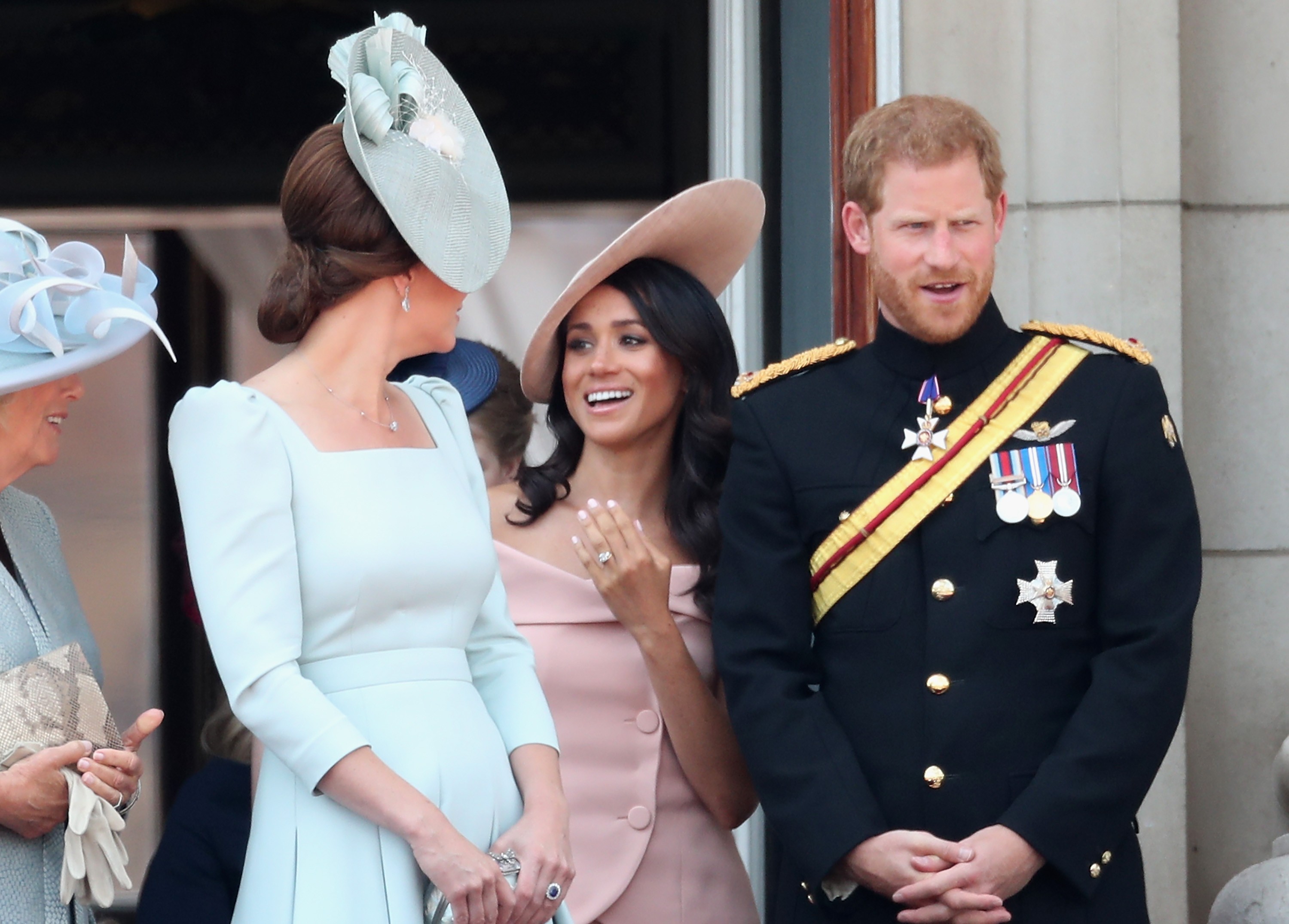 LONDON, ENGLAND - JUNE 09:  Camilla, Duchess Of Cornwall, Catherine, Duchess of Cambridge, Meghan, Duchess of Sussex, Prince Harry, Duke of Sussex on the balcony of Buckingham Palace during Trooping The Colour on June 9, 2018 in London, England. The annua (Foto: Getty Images)