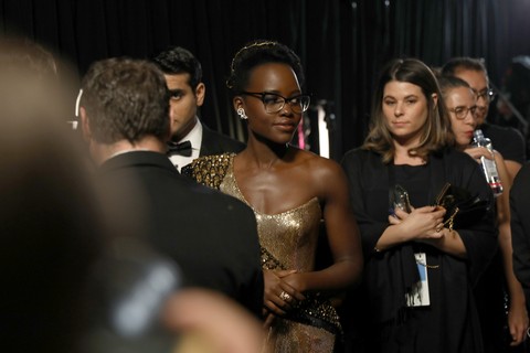 Lupita Nyong'o coloca os óculos para acompanhar a movimentação nos bastidores do palco