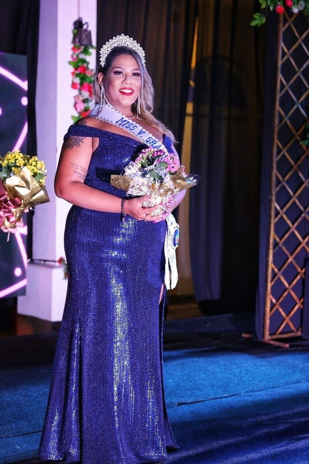 Miss Plus Size de Várzea Grande Débora Duarte contou que não se abalou com ataque ofensivo nas redes sociais  — Foto: Reprodução