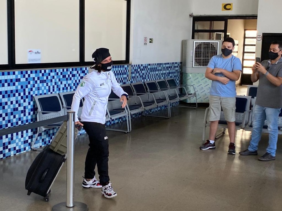 Atleta revê pais, irmãs e sobrinho depois de mais de um mês — Foto: Bill Paschoalotto / TV Fronteira