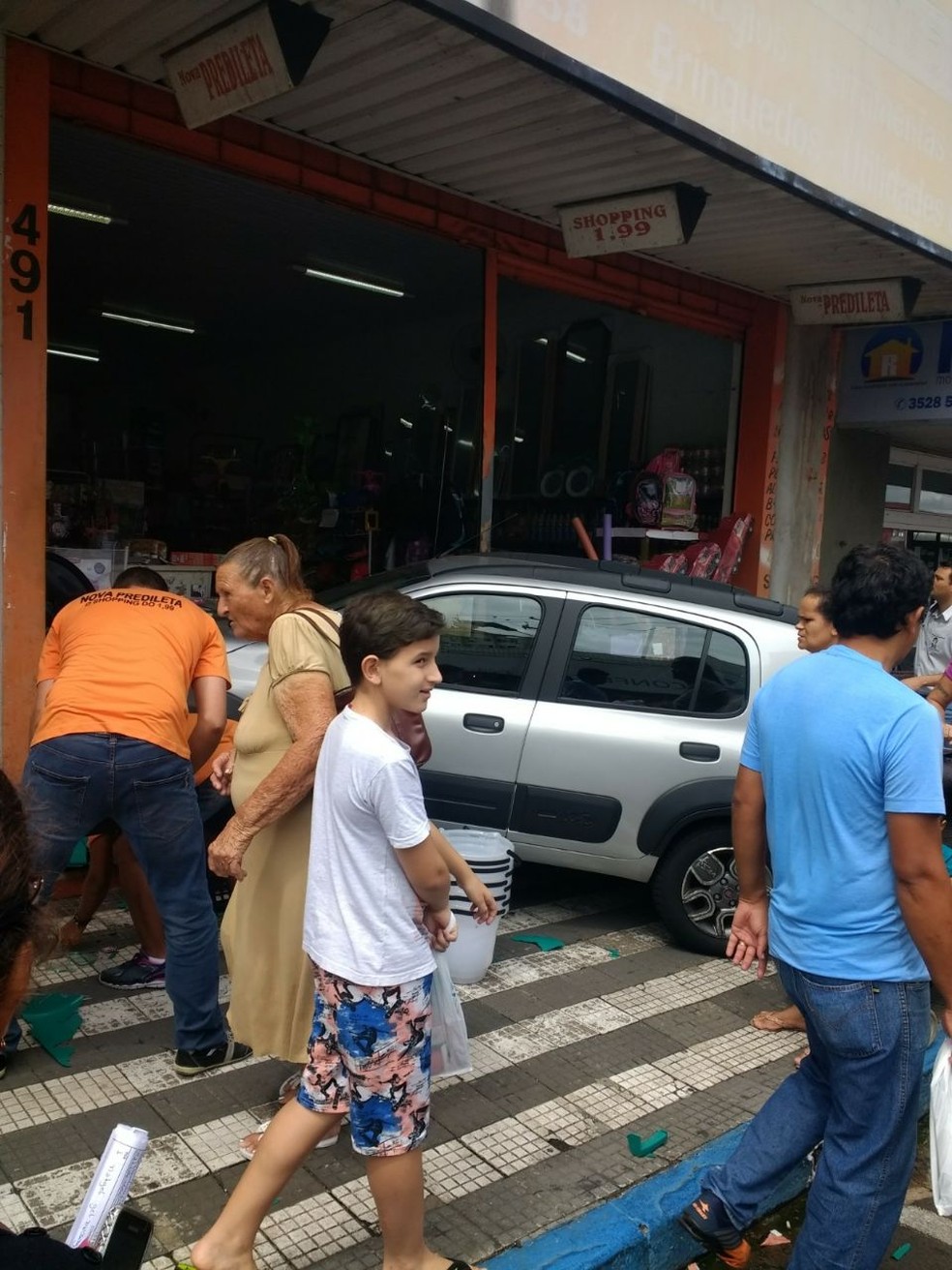 Carro invadiu loja de R$ 1,99 no Centro de Osvaldo Cruz (Foto: Gilberto do Amaral/Cedida)
